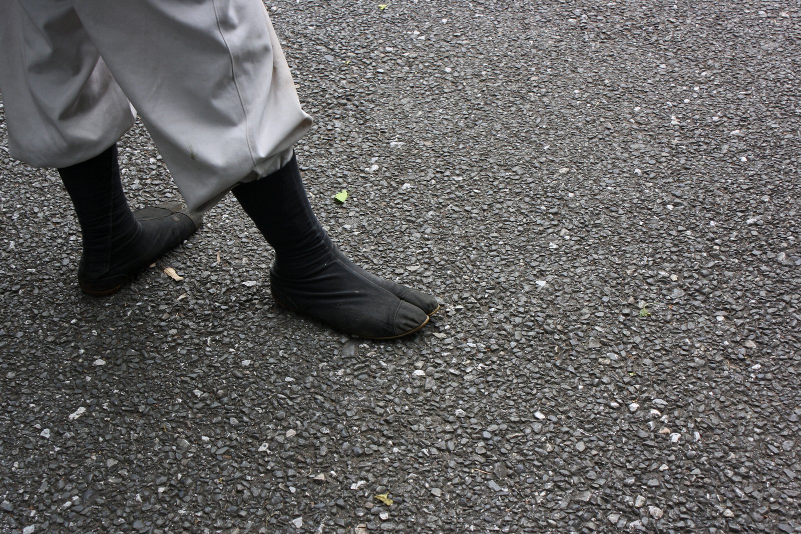 Chaussures de travail japonaises jika-tabi à bout fendu.