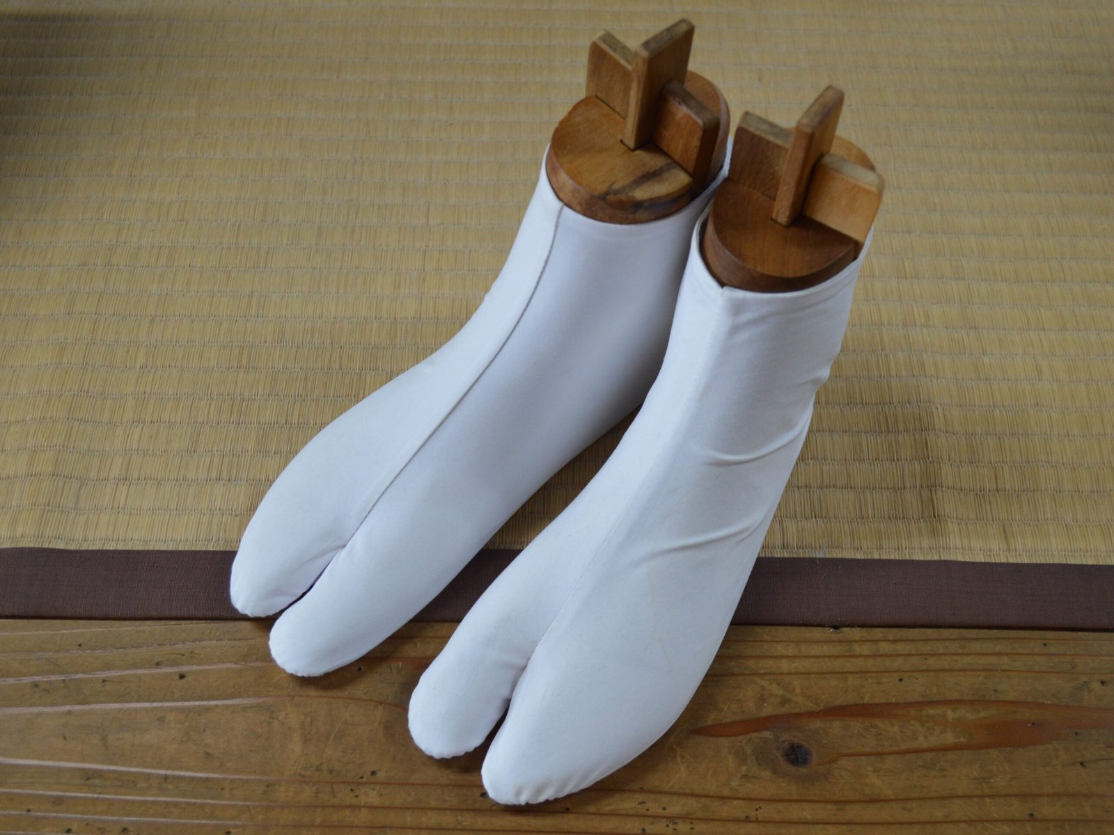 Tabi traditionnels japonais présentés au musée des tabi de Gyōda, au Japon.