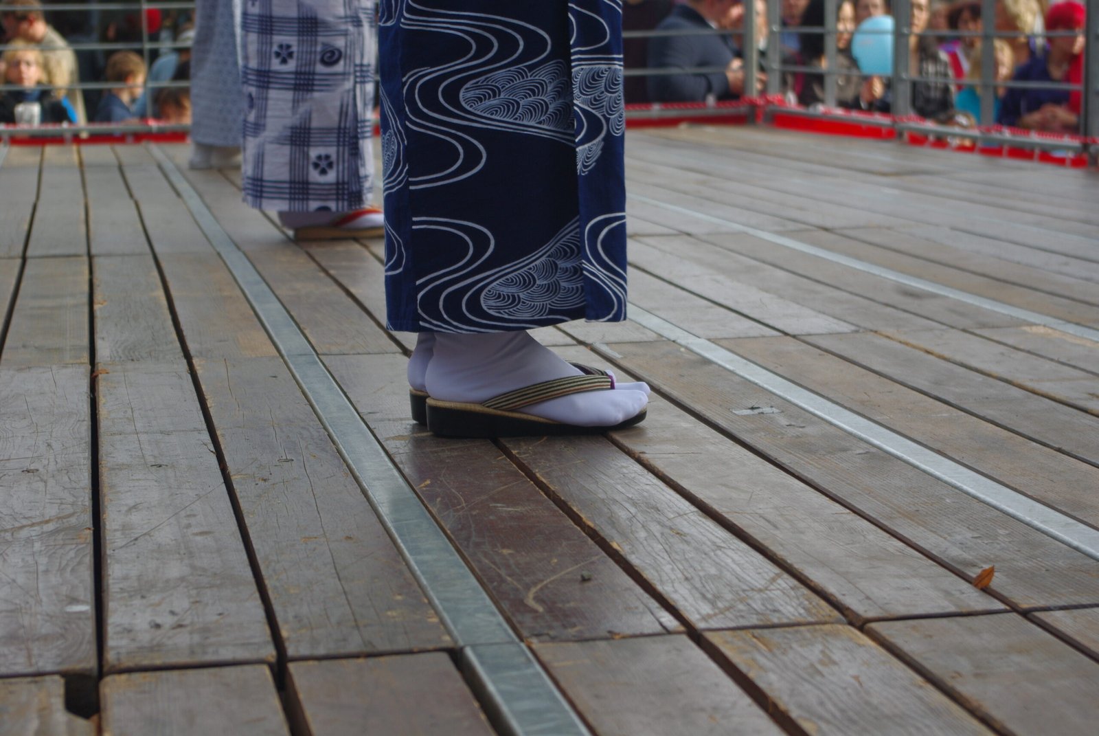 Tabi blancs portés avec des zōri traditionnels lors d’un festival japonais.