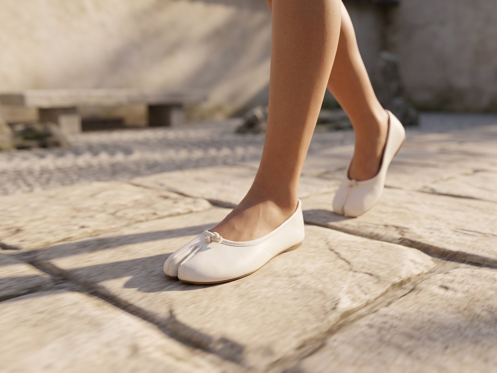 Femme portant les ballerines Tabi à bout fendu avec un pantalon ample, pour un style mode minimaliste et avant-gardiste.