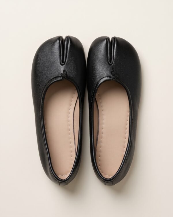 Ballerines tabi noires en simili cuir à bout fendu