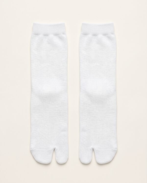 Chaussettes tabi blanches portées par une femme