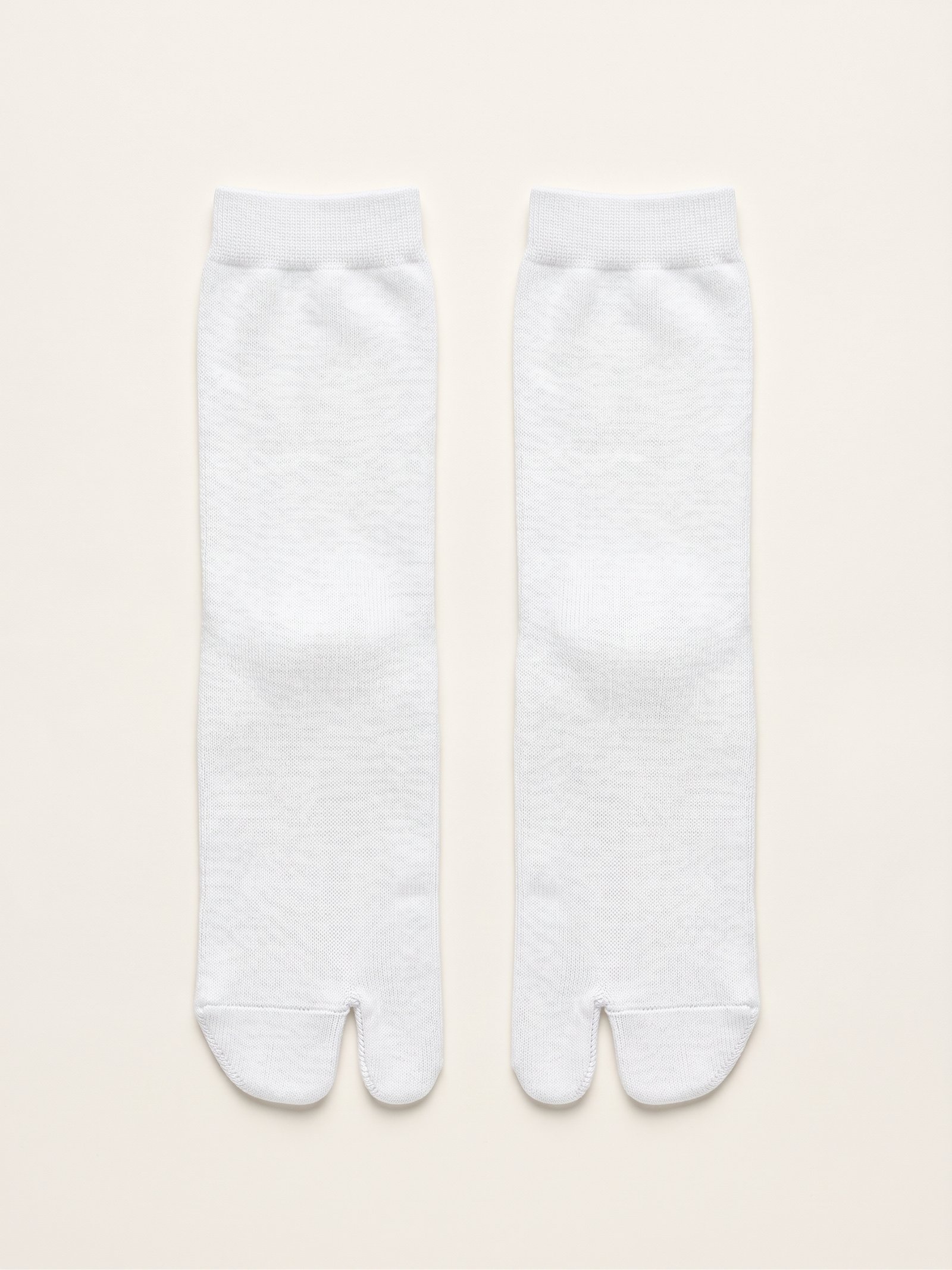 Chaussettes tabi blanches portées par une femme