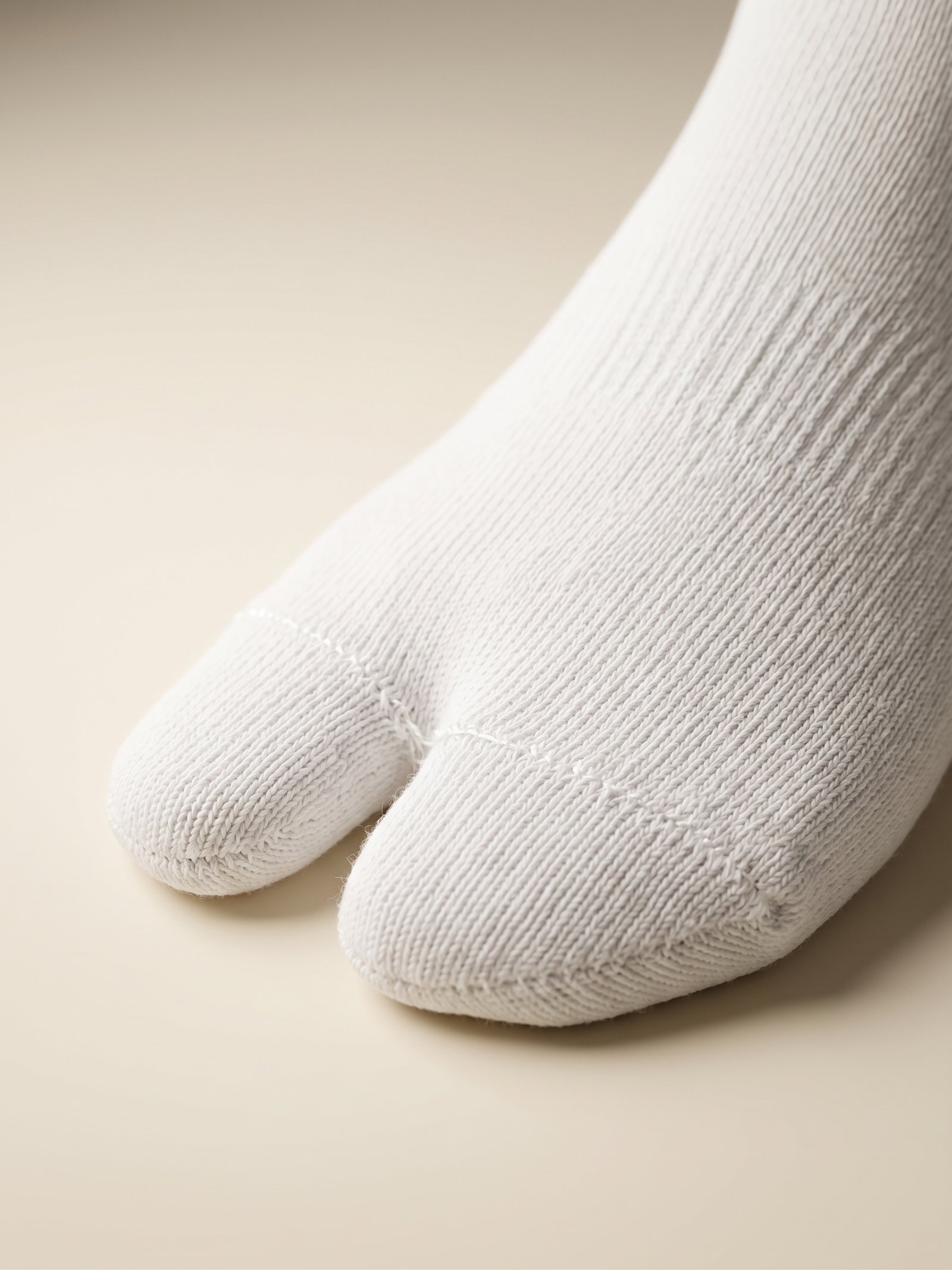 Détail du bout fendu des chaussettes tabi blanches