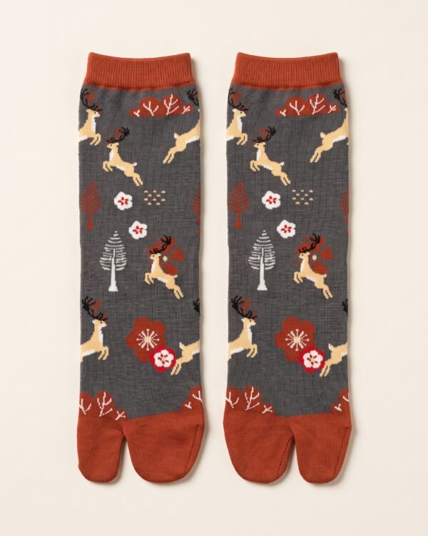 Chaussettes tabi de Noël grises et rouges à motifs cerfs et sapins