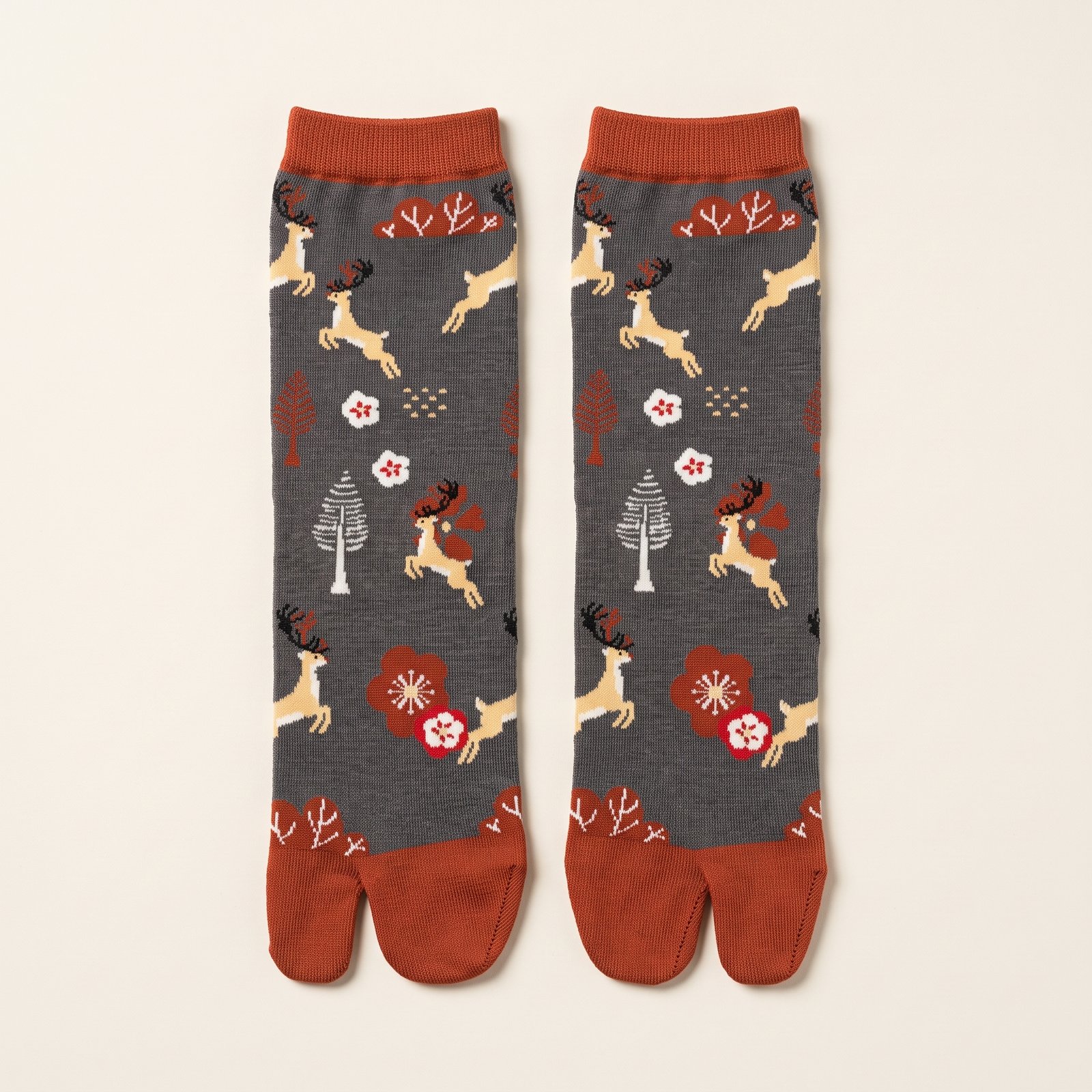 Chaussettes tabi de Noël grises et rouges à motifs cerfs et sapins