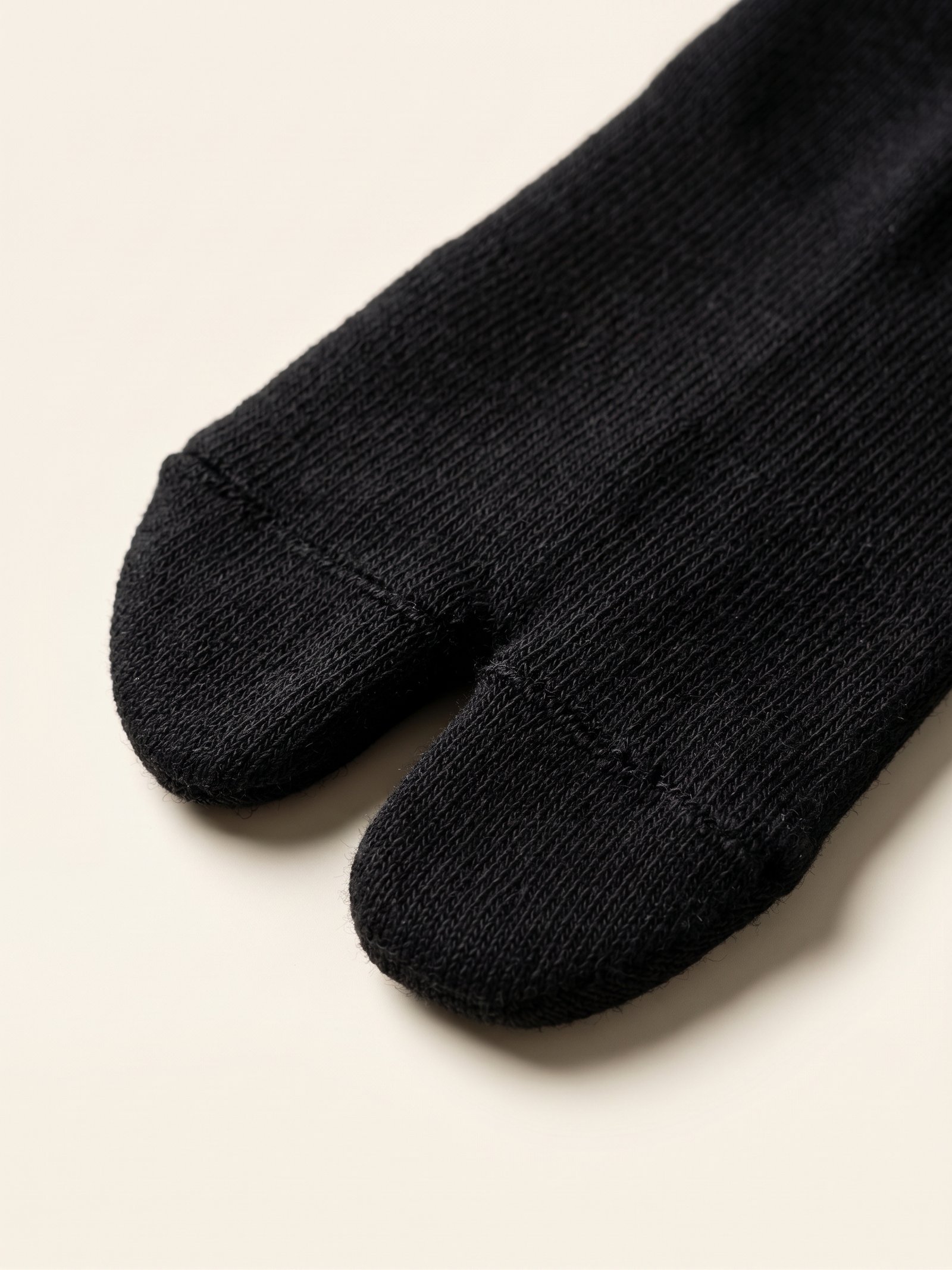 Chaussettes tabi noires en coton à bout fendu