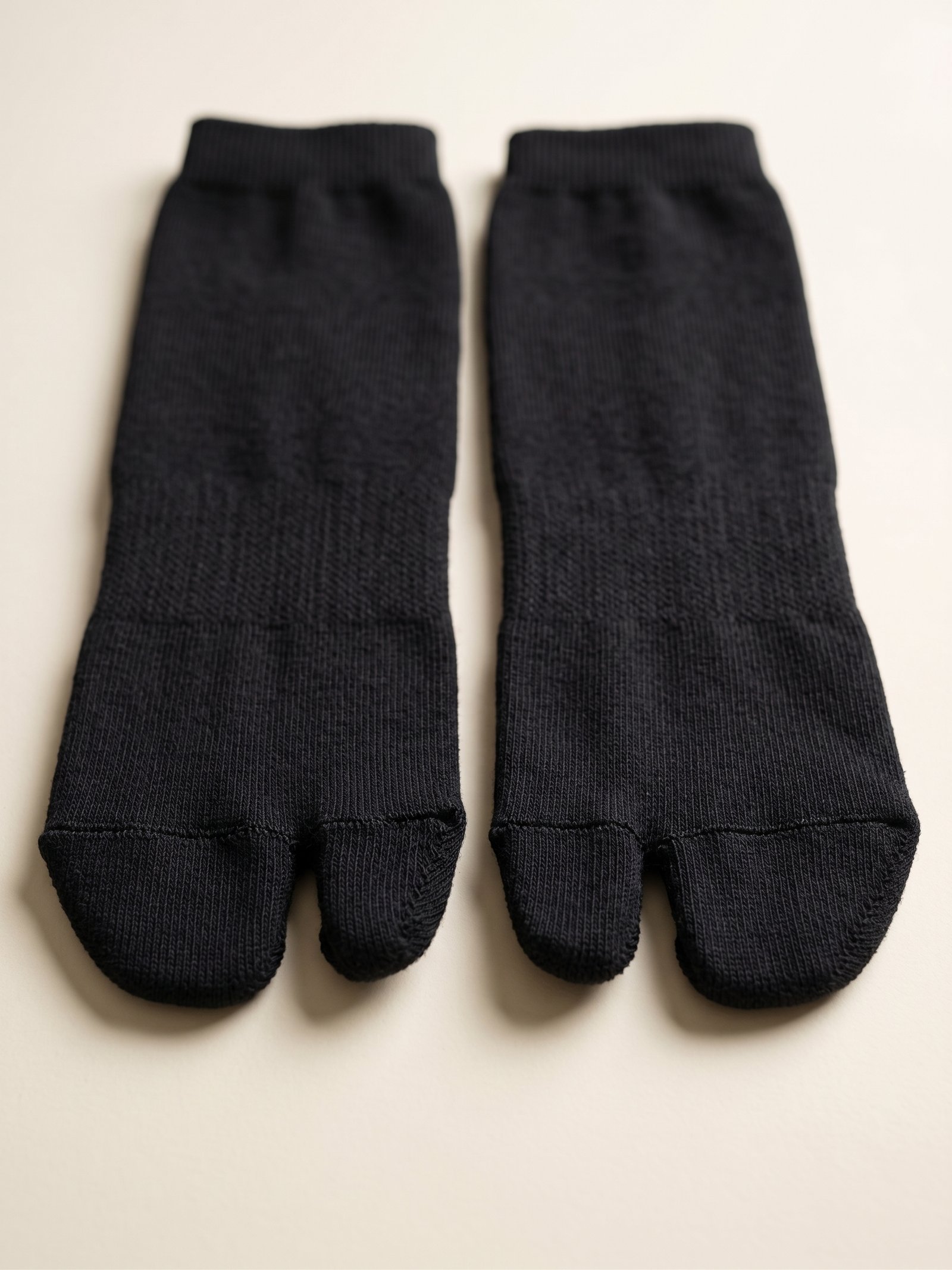 Chaussettes tabi noires en coton à bout fendu