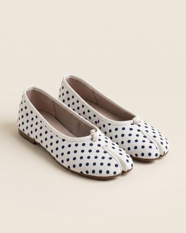 Ballerines tabi écrues à pois noirs et bout fendu